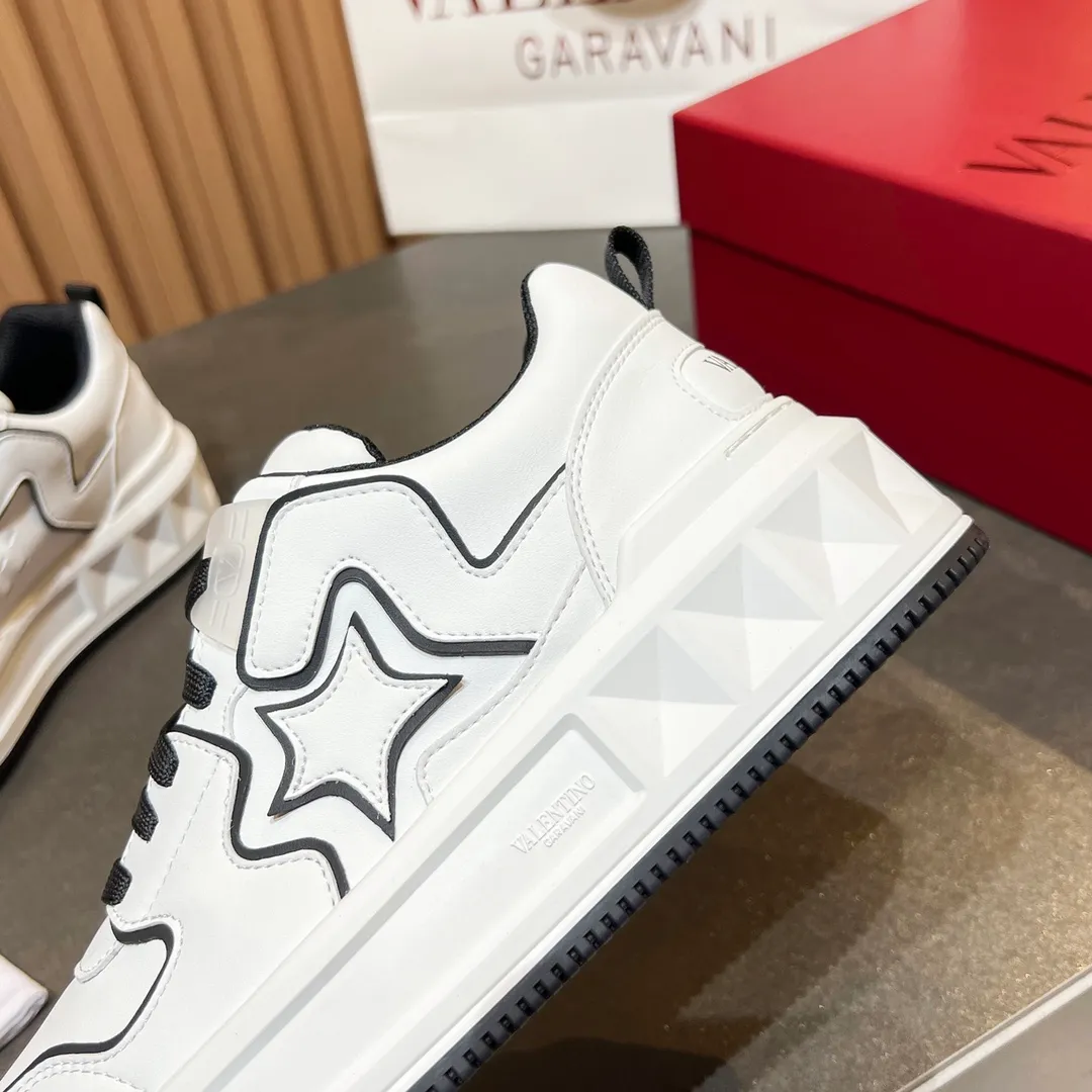 👟👟Ex-factory price 660👟👟 𝑽𝒂𝒍𝒆𝒏𝒕𝒊𝒏𝒐Valentino 𝑶𝒏𝒆𝑺𝒕𝒖𝒅 Couple casual sports shoes series Valentino 2024 new couple sports shoes are on sale. The original ZP was purchased and dismantled. Repeated pattern making and modification. I tried my best to restore it one to one! Top luxury masterpiece Signature five-pointed star design Soft and comfortable genuine leather with contrasting colors brings excellent and elegant texture and excellent on-foot comfort Top purchasing version upper: imported calfskin surface/original oil edge craftsmanship Outsole: original development 𝐓𝐏𝐔 two-color combination outsole Packaging: original configuration complete package Code number: 34-𝟒𝟓